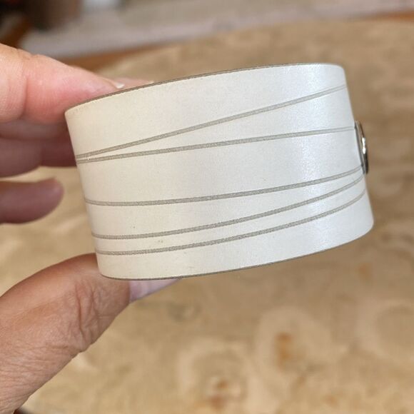 Handcrafted Wide Leather Cuff Bracelet White & Grey - Picture 4 of 7